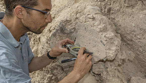 יואב וקנין מאוניברסיטת תל אביב מבצע מדידות באתר (צילום: שי הלוי, באדיבות רשות העתיקות)